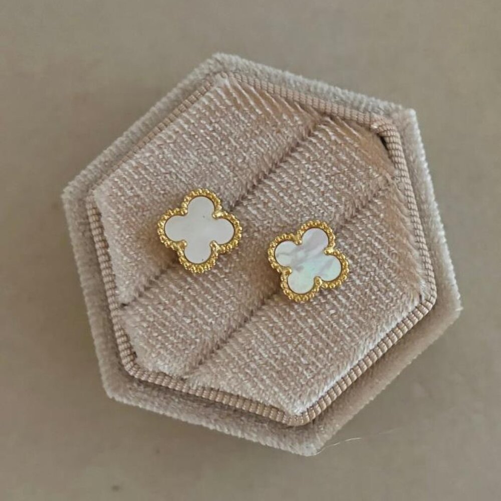 Mini Clover MOP mother pearl earrings  Yellow Gold Plated - Picture 4 of 4